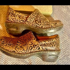 SZ 9 B.O.C. TEXTURED LEATHER PEGGY STYLE MULES